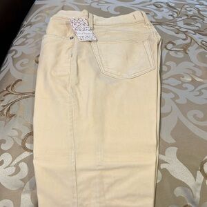 New with tags. Free people velvet like jeans. Vanilla color. Size 27 waist.